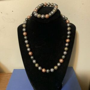 Beautiful faux pearl necklace and bracelet set